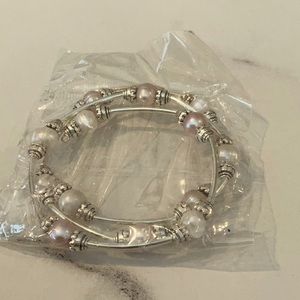 NWT freshwater pearl silver bracelet.
